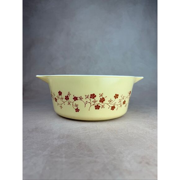 Vintage Pyrex Trailing Flowers 475-B Light Yellow Casserole Dish 2 1/2 QT - Picture 1 of 12